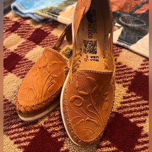 Beautiful brand new Huaraches. Very comfortable and brand new!
